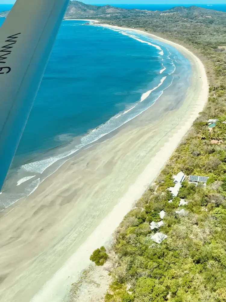 Vue aérienne de la côte protégée de Playa Grande