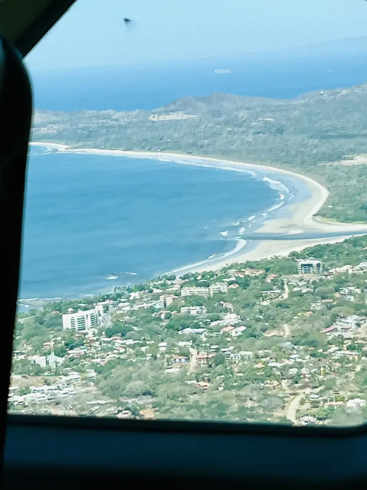 Vue aérienne de Tamarindo, de l’autre côté de l’estuaire