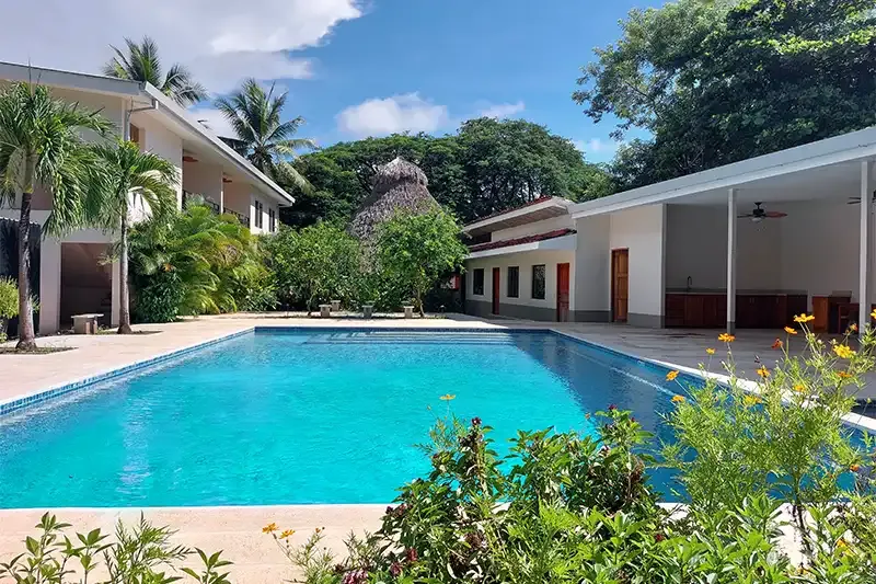 Piscine et jardins du Palm Beach Inn, Playa Grande