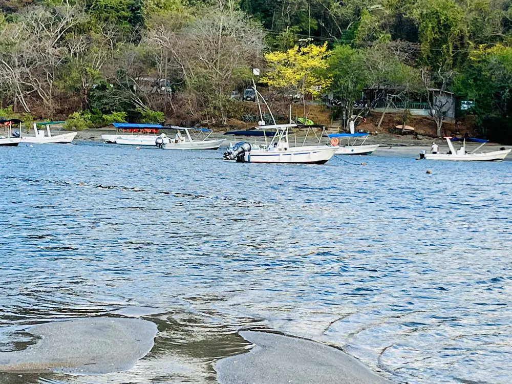 Petits bateaux ancrés dans l’estuaire de Tamarindo